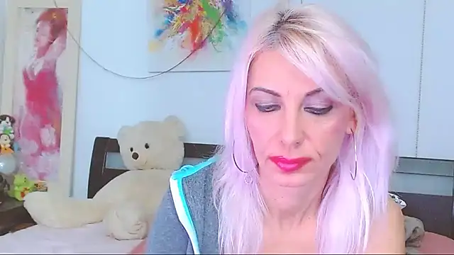 HoneyLara online show from October 24, 2025, 8:38 pm