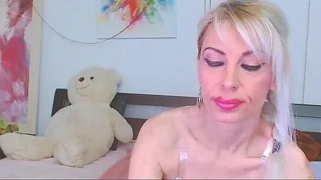 HoneyLara online show from April 17, 2026, 8:45 pm