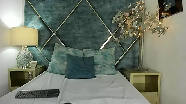 DannaFalco25 online show from December 18, 2024, 3:33 pm