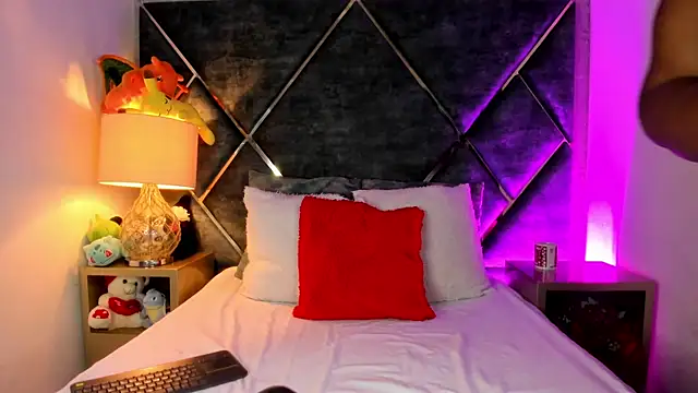 DannaFalco25 online show from September 11, 2025, 8:42 pm