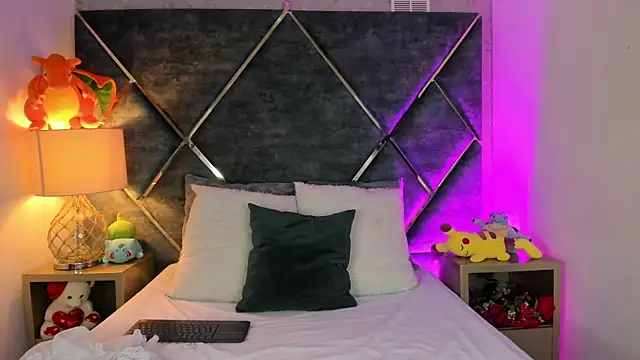 DannaFalco25 online show from October 6, 2025, 8:17 pm