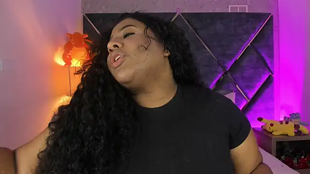 DannaFalco25 online show from October 7, 2025, 8:06 pm