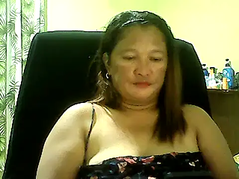 Snapshot of hott_scarlett chatting on December 23, 2024, 1:35 pm hott scarlett online show from December 23, 2024, 1:35 pm