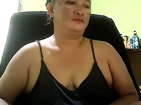 Snapshot of hott_scarlett chatting on January 1, 2025, 8:35 am hott scarlett online show from January 1, 2025, 8:35 am