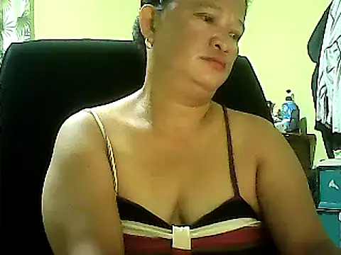 Snapshot of hott_scarlett chatting on March 5, 2025, 10:32 pm hott scarlett online show from March 5, 2025, 10:32 pm