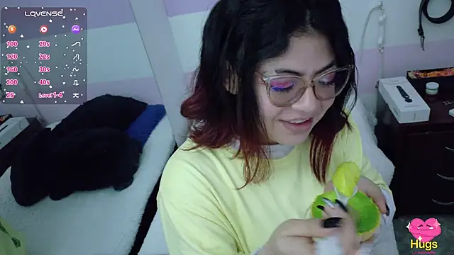 Catwhite  online show from November 6, 2025, 4:08 pm