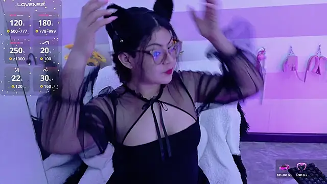 Catwhite  online show from May 4, 2026, 4:58 pm