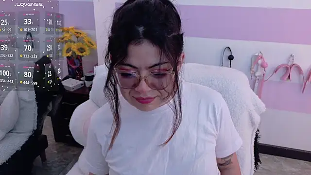 Catwhite  online show from May 6, 2026, 5:07 pm