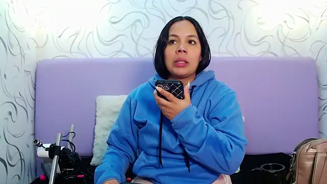 Snapshot of EmilyQueen3x chatting on October 9, 2025, 12:58 pm EmilyQueen3x online show from October 9, 2025, 12:58 pm