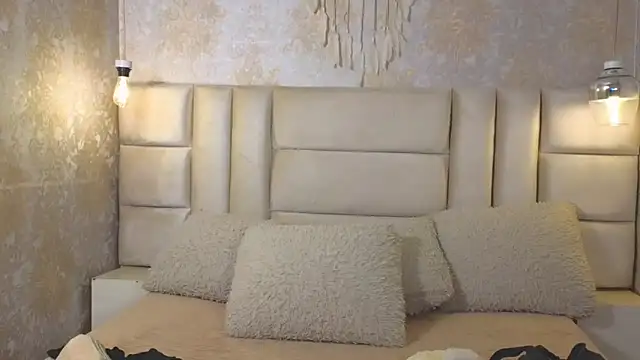 EmilyQueen3x online show from June 17, 2026, 1:56 pm