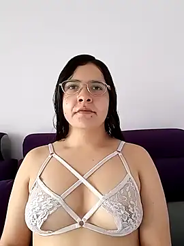 MiaLaurenzz online show from October 27, 2025, 8:02 pm