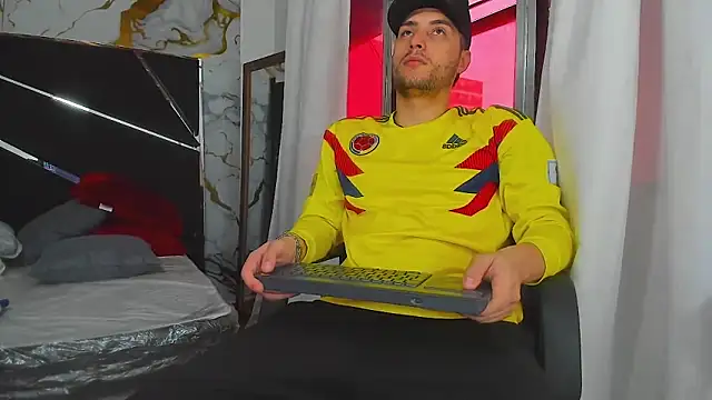 Snapshot of Pleasure_Vibes23 chatting on March 20, 2025, 8:40 pm Pleasure Vibes23 online show from March 20, 2025, 8:40 pm