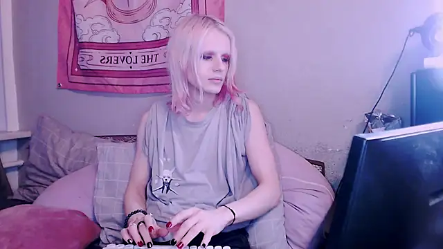 Alien Bella online show from December 18, 2025, 12:55 pm