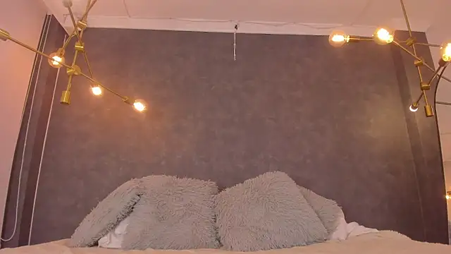 dayra angels online show from December 16, 2025, 6:13 pm