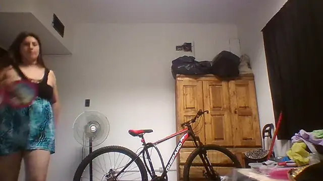 Snapshot of La_pauli_latina chatting on December 10, 2024, 4:45 am La pauli latina online show from December 10, 2024, 4:45 am