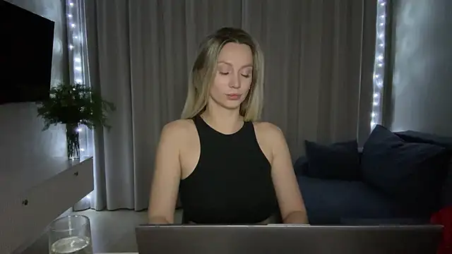 Snapshot of Alice_Wonders chatting on December 14, 2024, 7:46 pm Alice Wonders online show from December 14, 2024, 7:46 pm