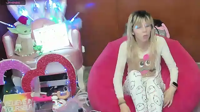 Skinygirl online show from April 24, 2026, 10:23 pm