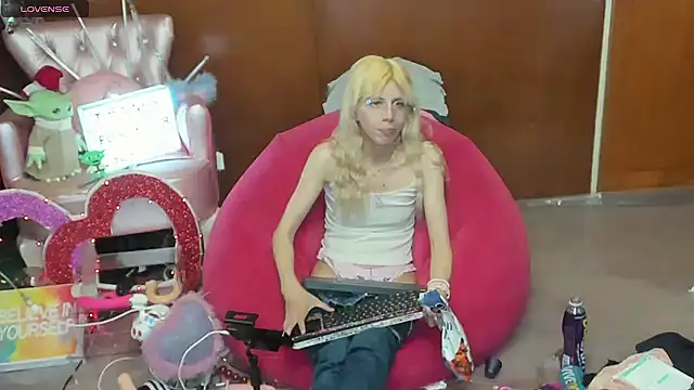 Skinygirl online show from April 30, 2026, 11:20 pm