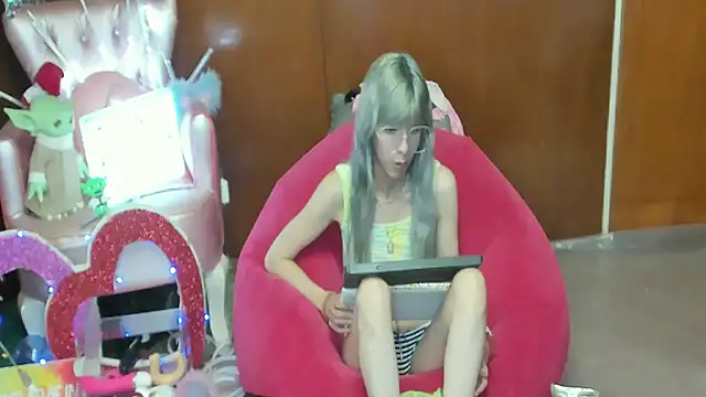 Skinygirl online show from May 4, 2026, 11:12 pm