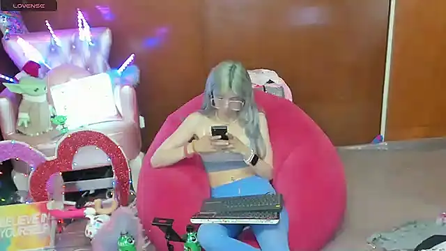 Skinygirl online show from May 6, 2026, 9:53 pm