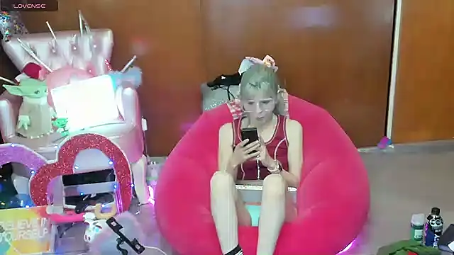 Skinygirl online show from May 12, 2026, 11:35 pm