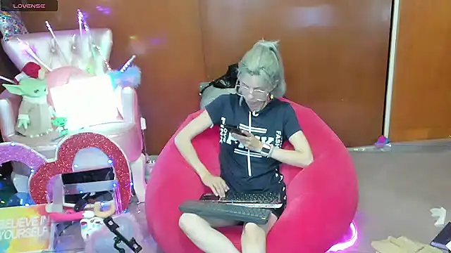 Skinygirl online show from May 14, 2026, 1:56 am