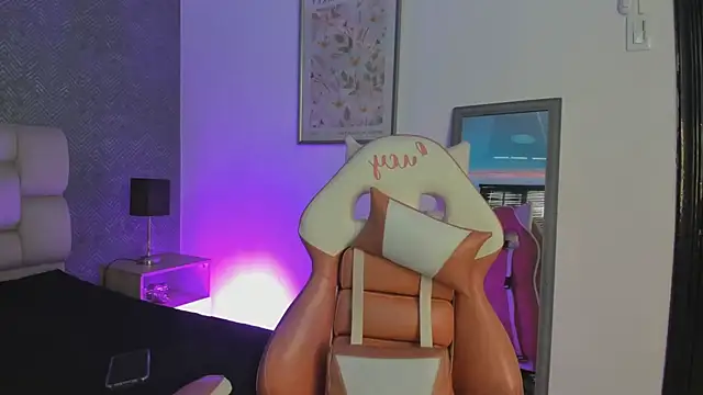 Snapshot of lucy_neil chatting on September 17, 2025, 7:04 pm lucy neil online show from September 17, 2025, 7:04 pm