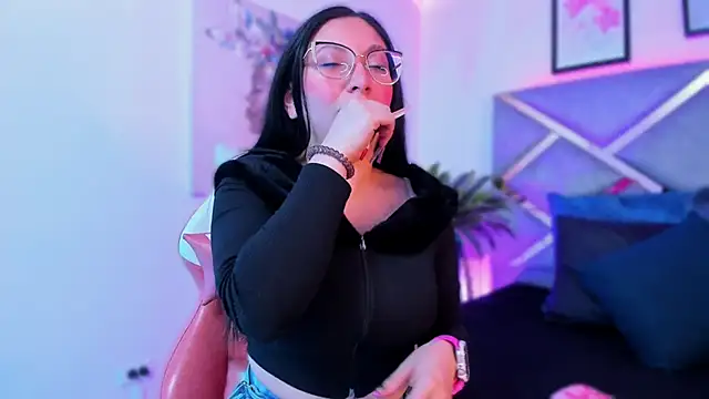 Snapshot of lucy_neil chatting on October 31, 2025, 2:34 am lucy neil online show from October 31, 2025, 2:34 am