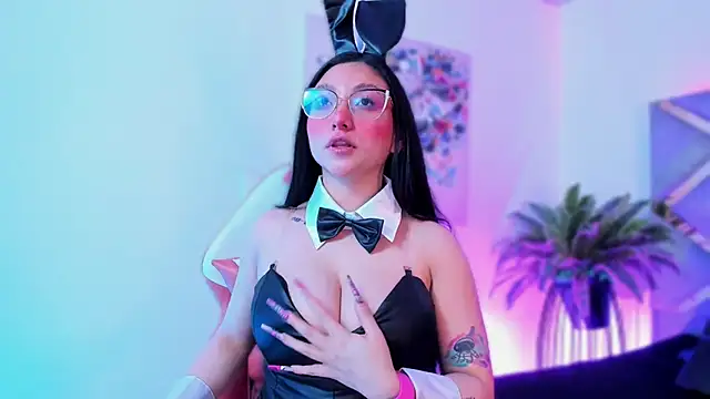 Snapshot of lucy_neil chatting on November 1, 2025, 2:35 am lucy neil online show from November 1, 2025, 2:35 am