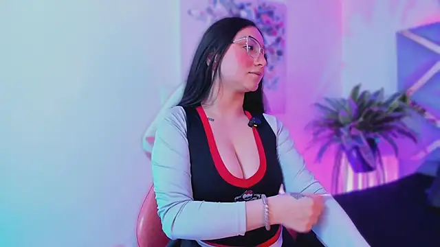 lucy neil online show from November 18, 2025, 3:34 am