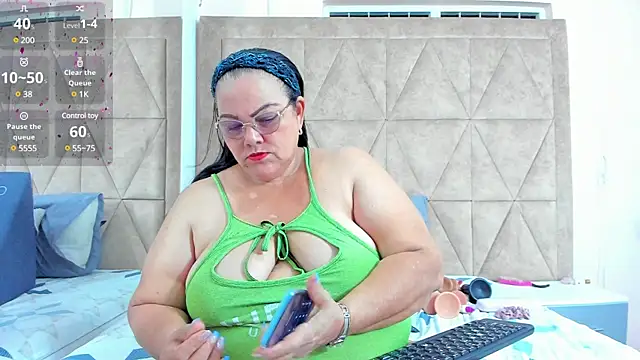 Snapshot of mommy_cute chatting on February 13, 2025, 3:07 am mommy cute online show from February 13, 2025, 3:07 am