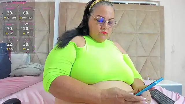 Snapshot of mommy_cute chatting on February 23, 2025, 10:31 pm mommy cute online show from February 23, 2025, 10:31 pm