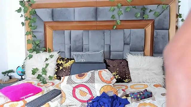 BellaKarla online show from March 10, 2025, 7:50 pm