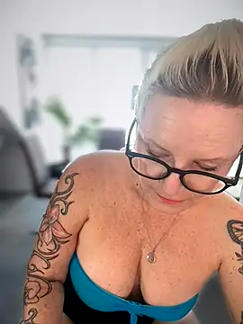 German Milf online show from October 15, 2025, 1:00 pm