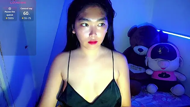 Snapshot of TR4NSCUTI3 chatting on September 15, 2025, 12:27 pm TR4NSCUTI3 online show from September 15, 2025, 12:27 pm
