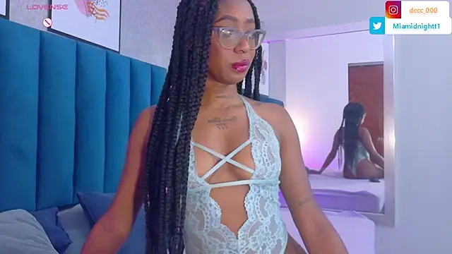 MiaMidnnightt online show from May 2, 2026, 12:32 pm