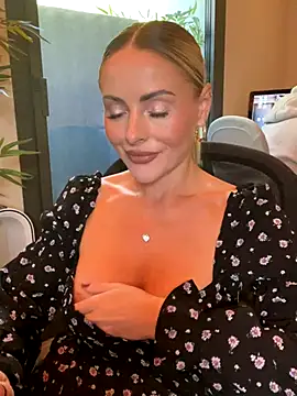 Snapshot of EmaSalis chatting on September 25, 2025, 9:24 am EmaSalis online show from September 25, 2025, 9:24 am