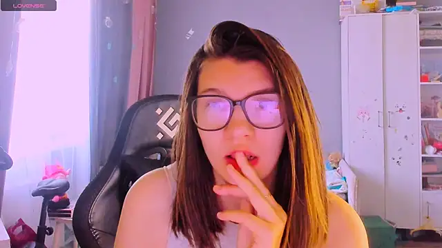 MollyLollipop online show from June 3, 2026, 3:31 am