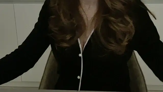 Snapshot of amara_2022 chatting on November 1, 2025, 5:15 pm amara 2022 online show from November 1, 2025, 5:15 pm