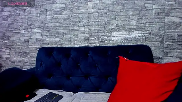 LizzRouse online show from December 15, 2024, 2:27 pm
