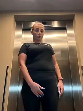 Snapshot of Strongqueen chatting on September 25, 2025, 9:18 pm Strongqueen online show from September 25, 2025, 9:18 pm