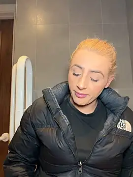 Snapshot of Strongqueen chatting on October 18, 2025, 8:42 pm Strongqueen online show from October 18, 2025, 8:42 pm