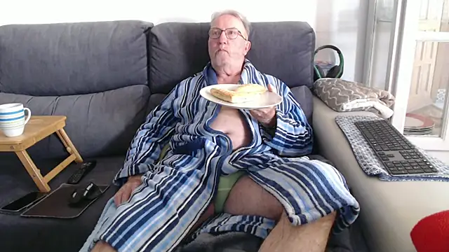 Snapshot of Nudelschwanz chatting on April 1, 2026, 1:01 pm Nudelschwanz online show from April 1, 2026, 1:01 pm