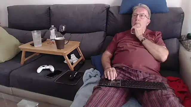 Snapshot of Nudelschwanz chatting on April 25, 2026, 3:31 pm Nudelschwanz online show from April 25, 2026, 3:31 pm