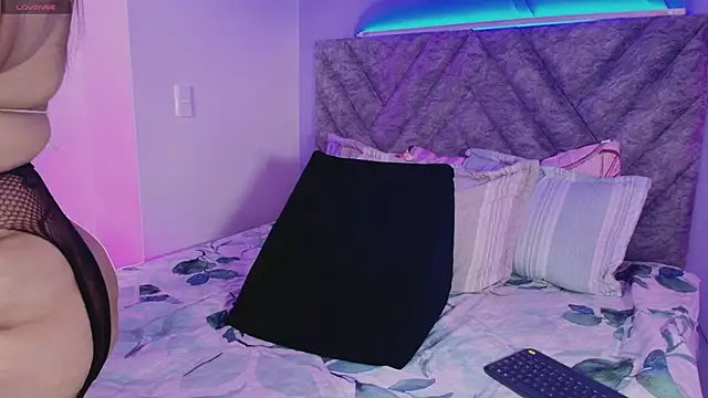 emmajohnss online show from November 6, 2025, 4:02 am