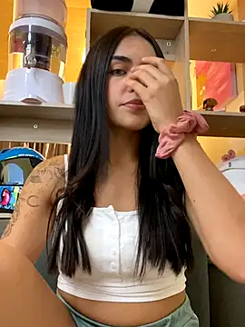 Snapshot of DaphneUwu chatting on October 4, 2025, 1:14 am DaphneUwu online show from October 4, 2025, 1:14 am