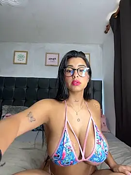 Snapshot of lovely_violet13 chatting on October 17, 2025, 8:33 pm lovely violet13 online show from October 17, 2025, 8:33 pm