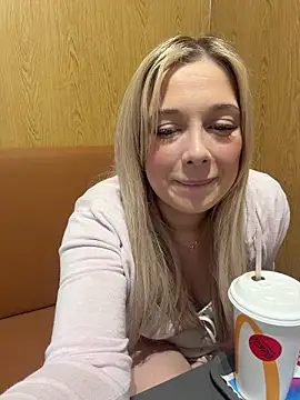 Snapshot of CherryAuroraa chatting on March 15, 2026, 10:43 am CherryAuroraa online show from March 15, 2026, 10:43 am