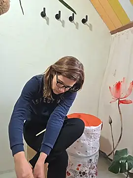 Lina lou4 online show from February 4, 2026, 2:45 pm