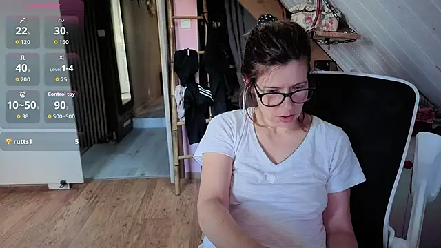 Lina lou4 online show from May 13, 2026, 5:43 pm